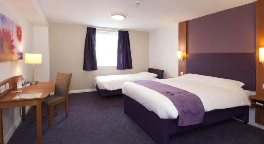 Premier Inn High Wycombe/Beaconsfield エクステリア 写真