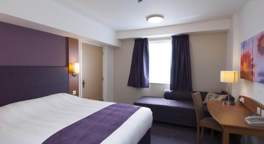 Premier Inn High Wycombe/Beaconsfield エクステリア 写真
