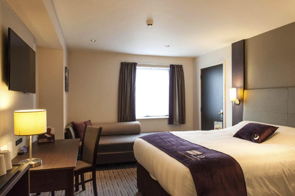 Premier Inn High Wycombe/Beaconsfield エクステリア 写真