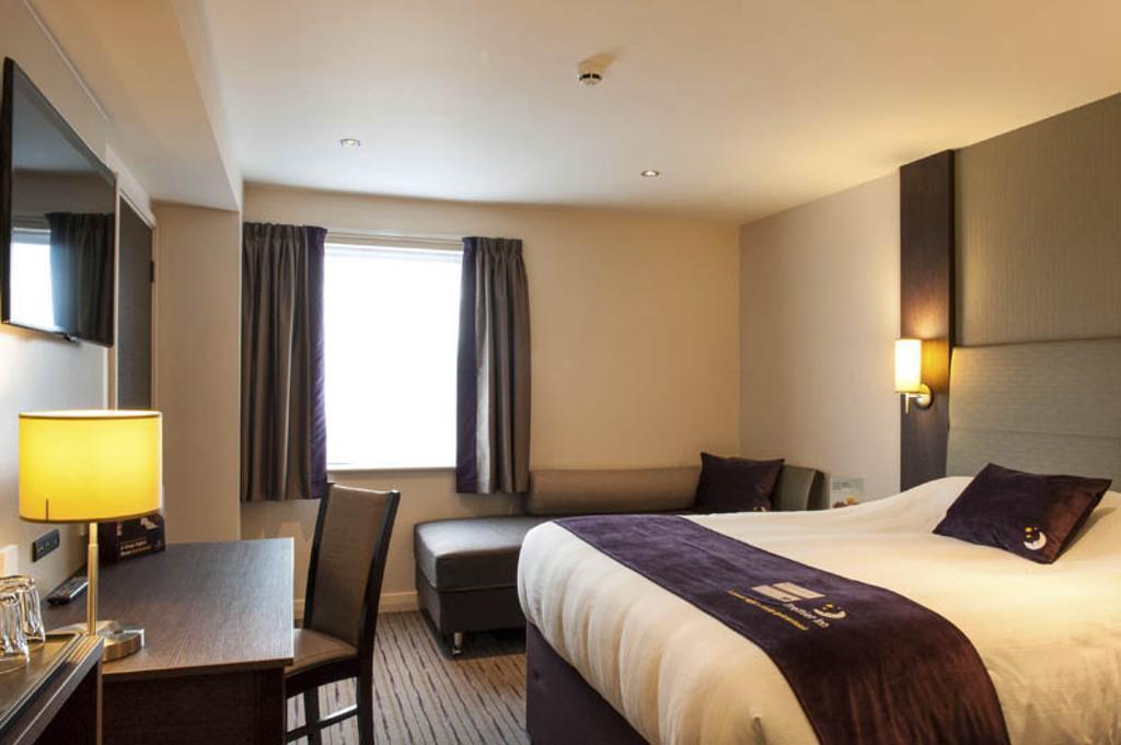 Premier Inn High Wycombe/Beaconsfield エクステリア 写真