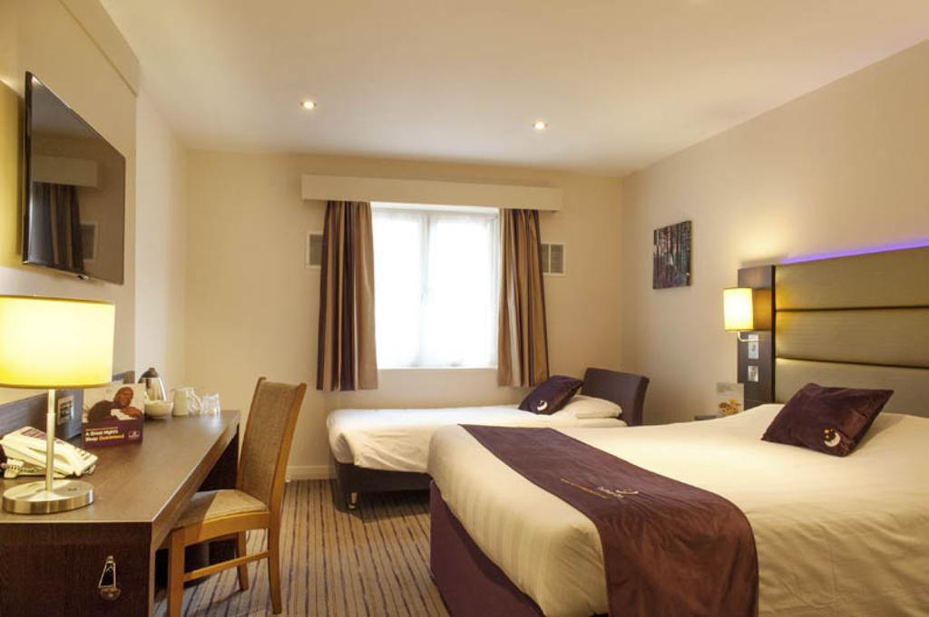 Premier Inn High Wycombe/Beaconsfield エクステリア 写真