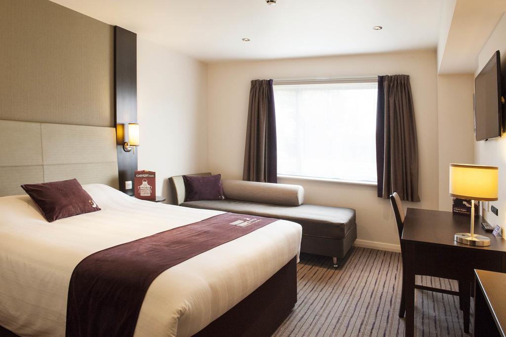 Premier Inn High Wycombe/Beaconsfield エクステリア 写真