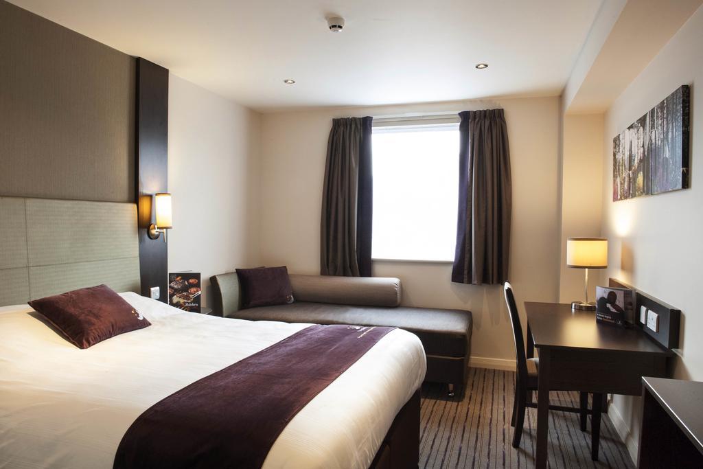 Premier Inn High Wycombe/Beaconsfield エクステリア 写真