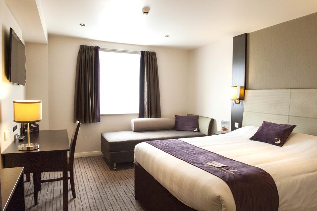 Premier Inn High Wycombe/Beaconsfield エクステリア 写真