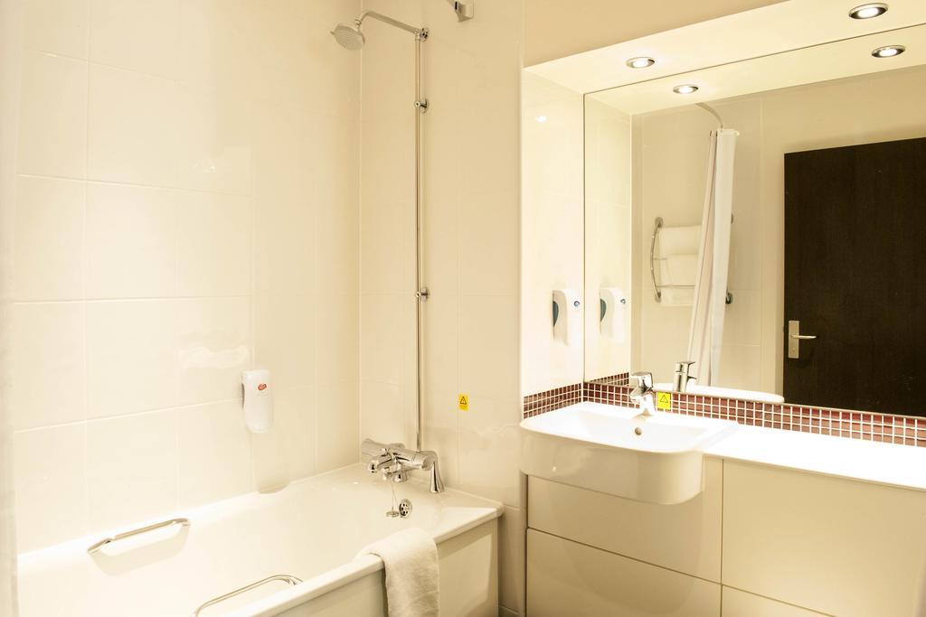 Premier Inn High Wycombe/Beaconsfield エクステリア 写真