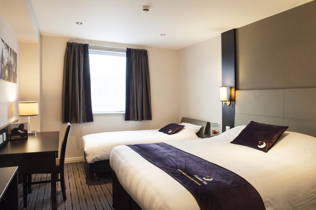 Premier Inn High Wycombe/Beaconsfield エクステリア 写真