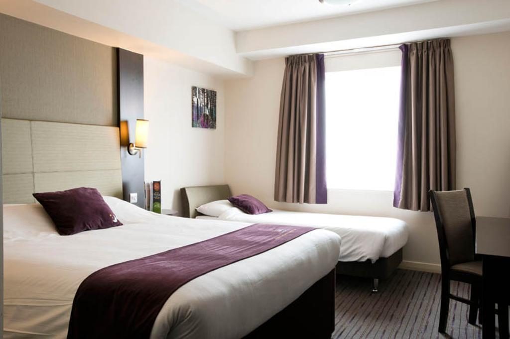Premier Inn High Wycombe/Beaconsfield エクステリア 写真