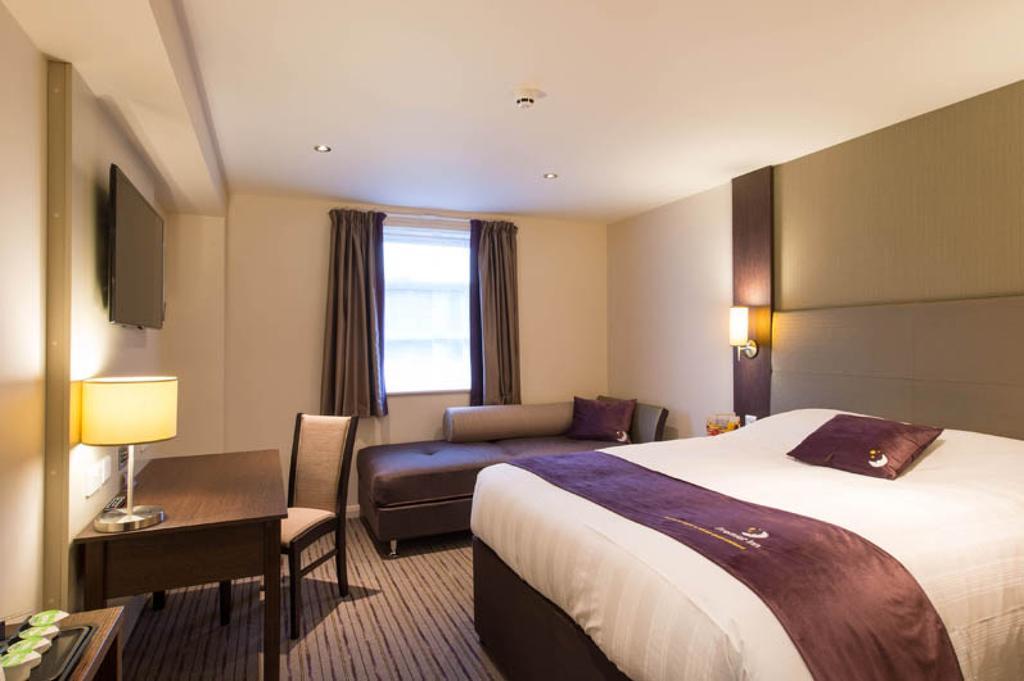 Premier Inn High Wycombe/Beaconsfield エクステリア 写真