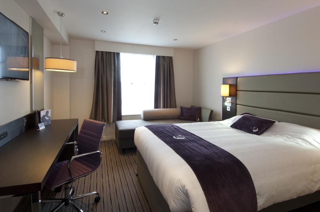 Premier Inn High Wycombe/Beaconsfield エクステリア 写真