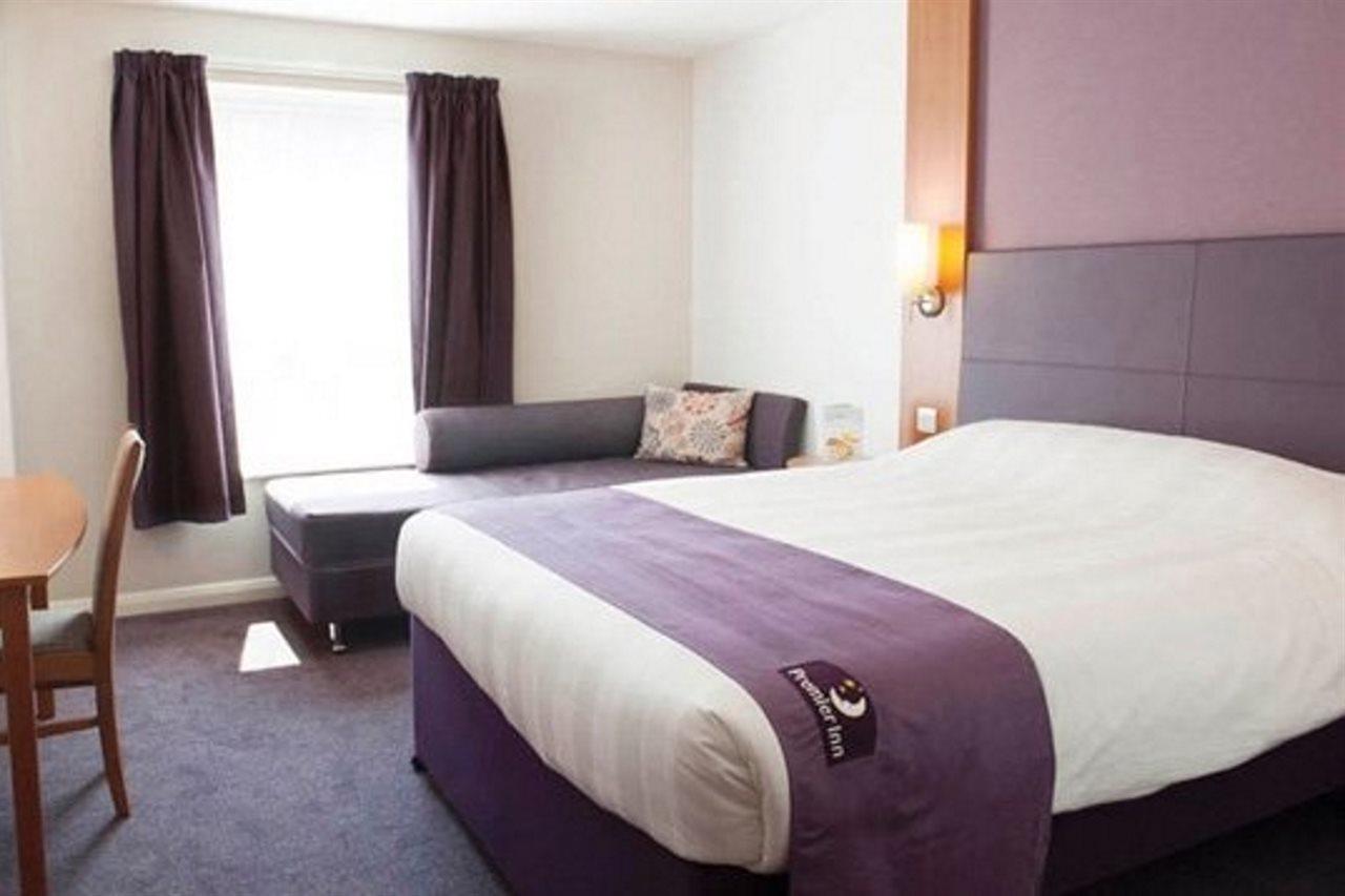 Premier Inn High Wycombe/Beaconsfield エクステリア 写真
