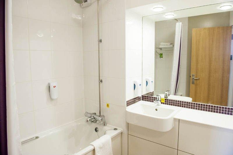 Premier Inn High Wycombe/Beaconsfield エクステリア 写真